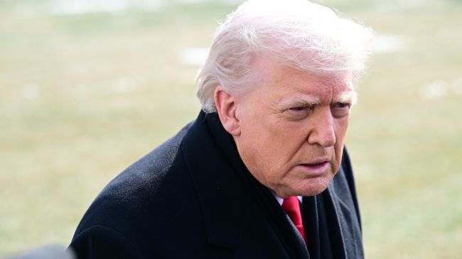 Президент США Дональд Трамп общается с представителями СМИ