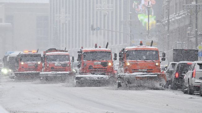 Снегоуборочная техника на Садовом кольце в Москве