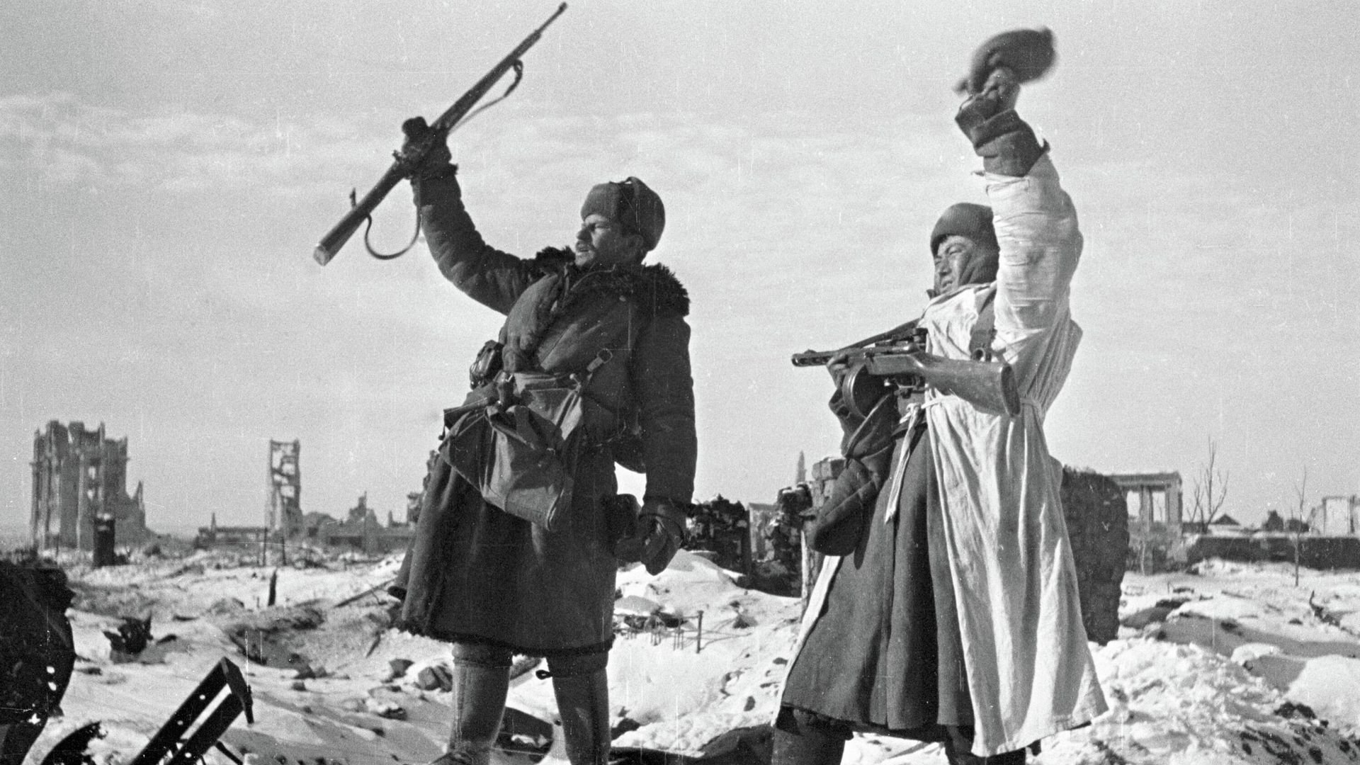 Советские бойцы в освобожденном Сталинграде - РИА Новости, 1920, 02.02.2026