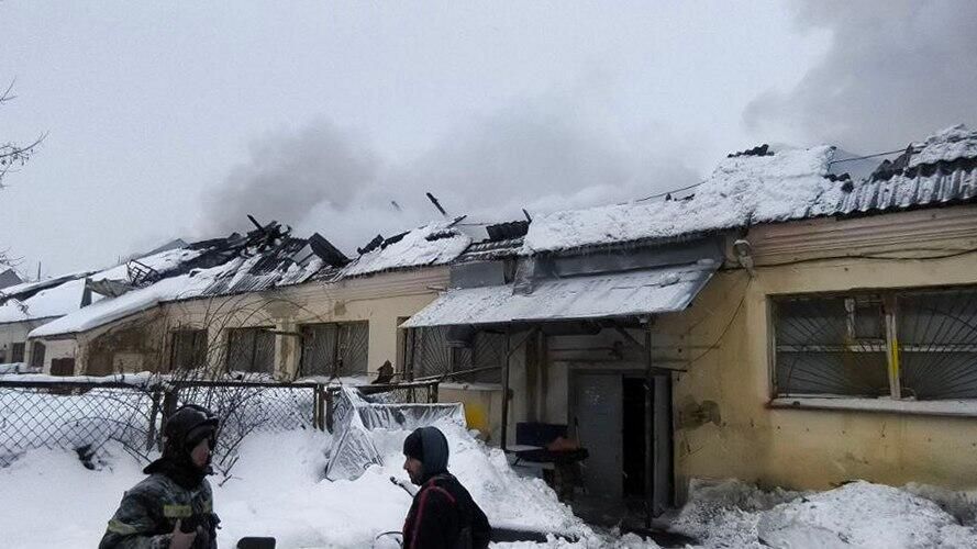 Пожар в нежилом здании с пристроенной конюшней в поселке Горки Ленинские в Подмосковье - РИА Новости, 1920, 28.01.2026