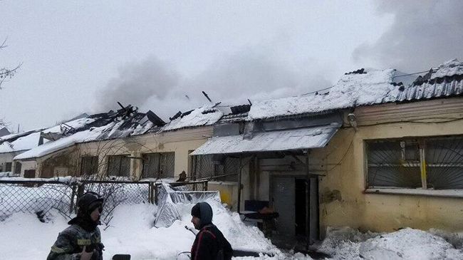 Пожар в нежилом здании с пристроенной конюшней в поселке Горки Ленинские в Подмосковье