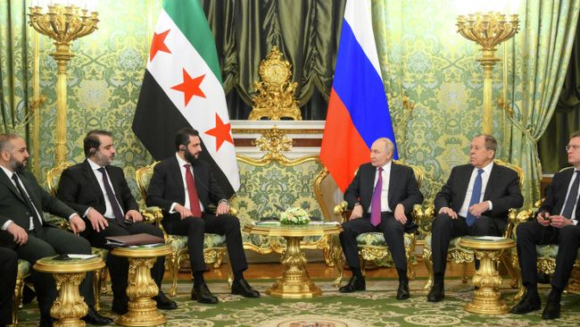 Владимир Путин и президент Сирии на переходный период Ахмед аш-Шараа во время встречи в Москве