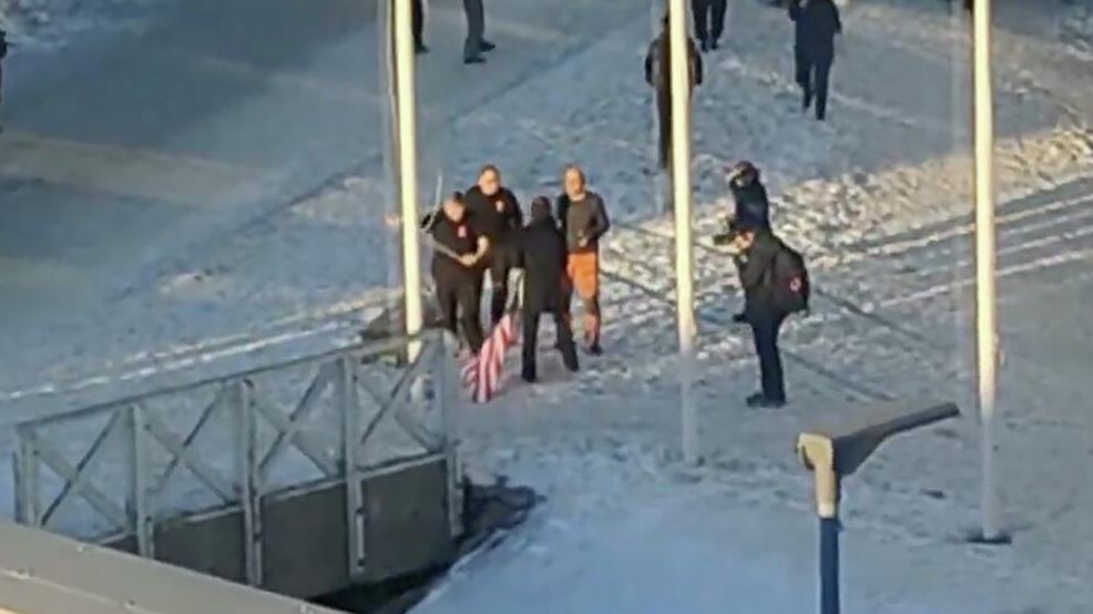 Мужчина пытался поднять флаг США в Нууке Мужчина пытался поднять флаг США в Нууке - РИА Новости, 1920, 29.01.2026