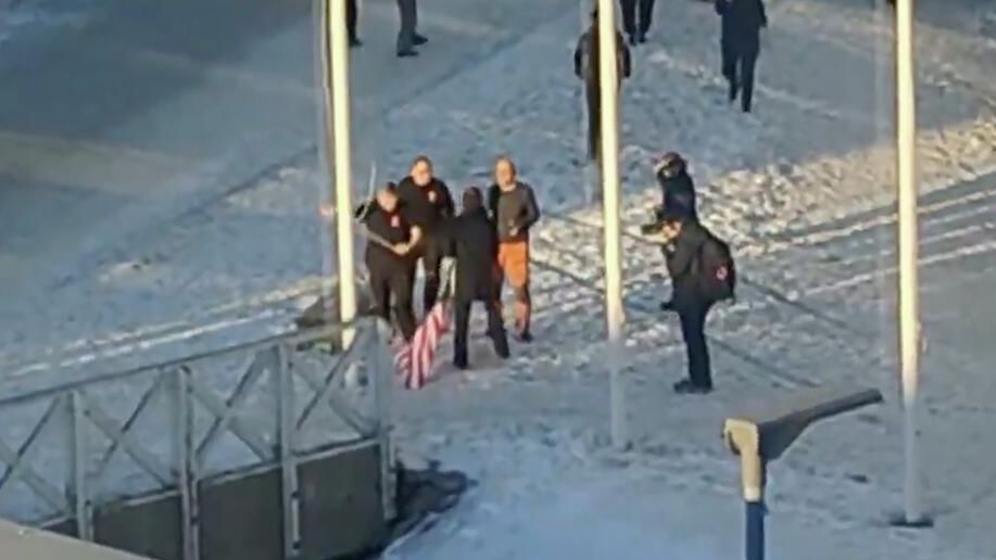 Мужчина пытался поднять флаг США в Нууке Мужчина пытался поднять флаг США в Нууке - РИА Новости, 1920, 29.01.2026