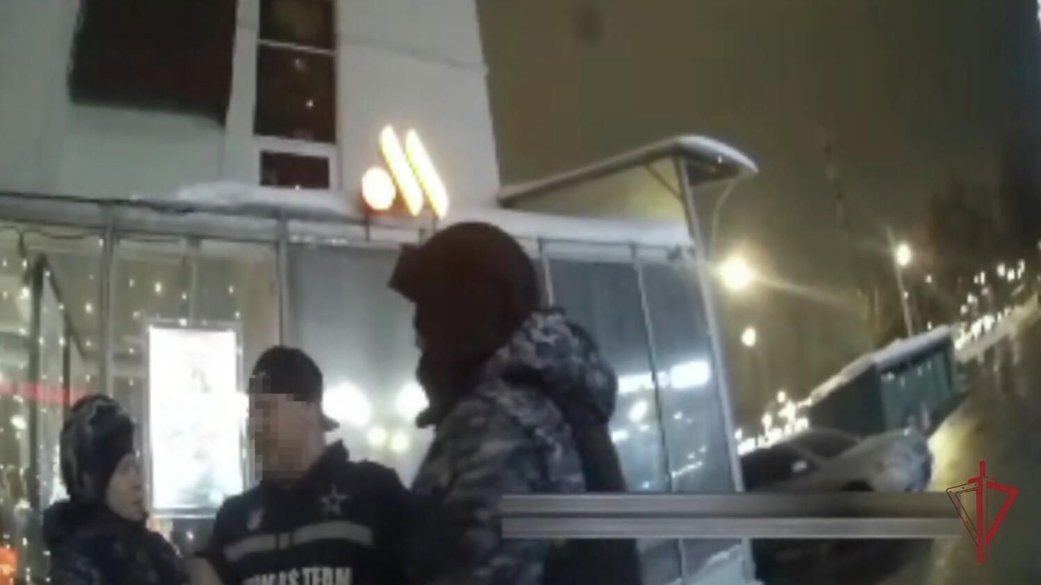 Задержание пьяного посетителя ресторана на востоке Москвы. Кадр видео Задержание пьяного посетителя ресторана на востоке Москвы. Кадр видео - РИА Новости, 1920, 29.01.2026