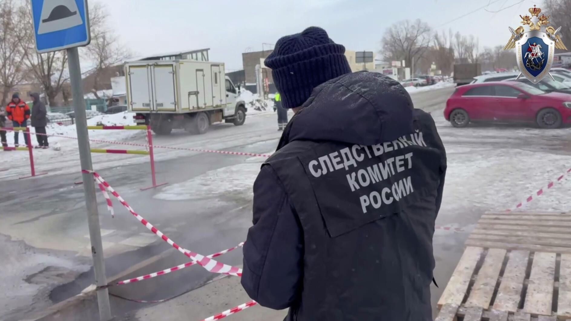 Сотрудник СК России на месте, где произошел провал асфальтового покрытия в Оренбурге Сотрудник СК России на месте, где произошел провал асфальтового покрытия в Оренбурге - РИА Новости, 1920, 30.01.2026