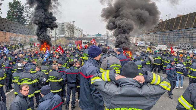 Акция протеста пожарных в Лилле