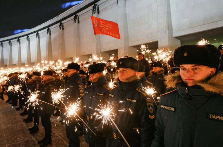Акция Искра надежды у центрального входа в Музей Победы на Поклонной горе в Москве Акция Искра надежды у центрального входа в Музей Победы на Поклонной горе в Москве
