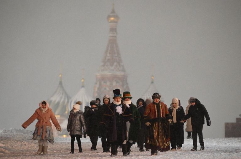 Горожане гуляют в снежную погоду на Красной площади в Москве Горожане гуляют в снежную погоду на Красной площади в Москве