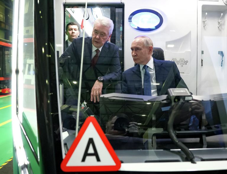 Президент РФ Владимир Путин во время осмотра выставки автономного транспорта в электродепо Аминьевское Московского метрополитена Президент РФ Владимир Путин во время осмотра выставки автономного транспорта в электродепо Аминьевское Московского метрополитена