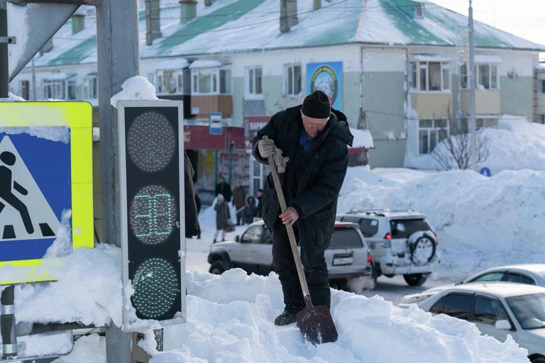 Мужчина убирает снег в Петропавловске-Камчатском Мужчина убирает снег в Петропавловске-Камчатском