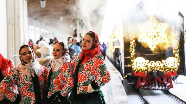 Церемония прибытия тематического поезда Деда Мороза в Санкт-Петербург