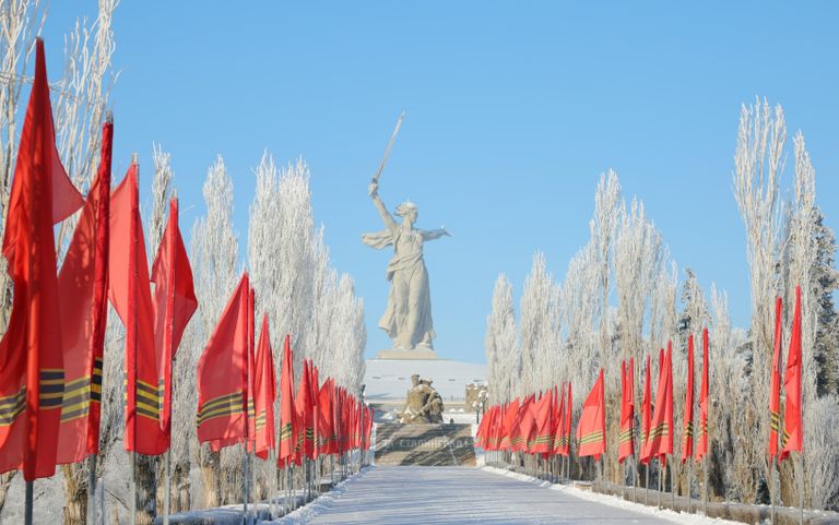 Монумент Родина-мать зовет! на территории мемориального комплекса Героям Сталинградской битвы зимой на Мамаевом кургане в Волгограде Монумент Родина-мать зовет! на территории мемориального комплекса Героям Сталинградской битвы зимой на Мамаевом кургане в Волгограде
