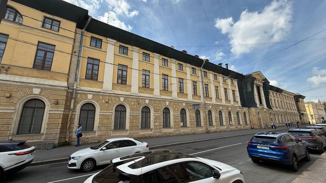 Здание Главпочтамта в Адмиралтейском районе Санкт-Петербурга