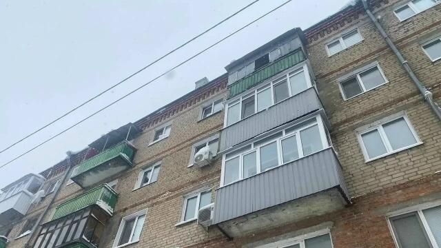 На месте происшествия, где при падении наледи с козырька балкона пятиэтажного дома погибла женщина в Пензе - РИА Новости, 1920, 30.01.2026
