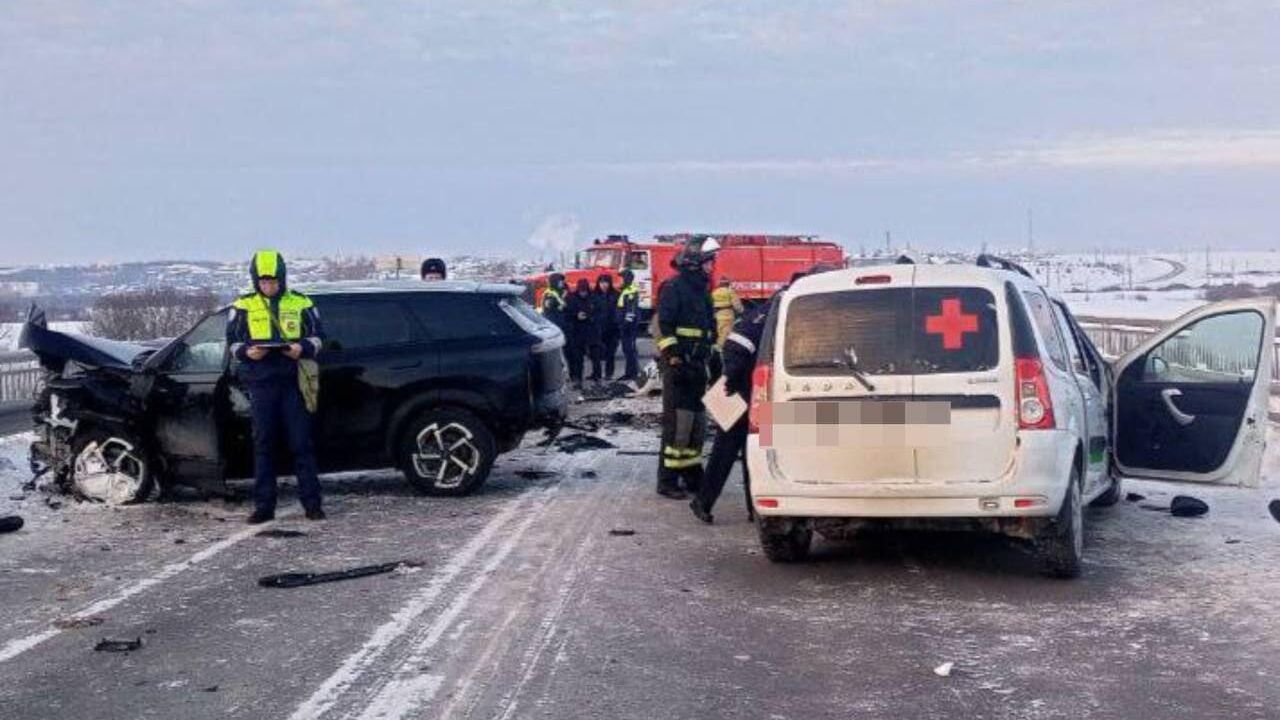 Последствия столкновения санитарного автомобиля и легковушки в Пермском крае Последствия столкновения санитарного автомобиля и легковушки в Пермском крае - РИА Новости, 1920, 02.02.2026