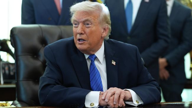 Президент США Дональд Трамп в Овальном кабинете Белого дома