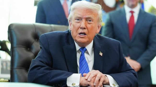 Президент США Дональд Трамп в Овальном кабинете Белого дома