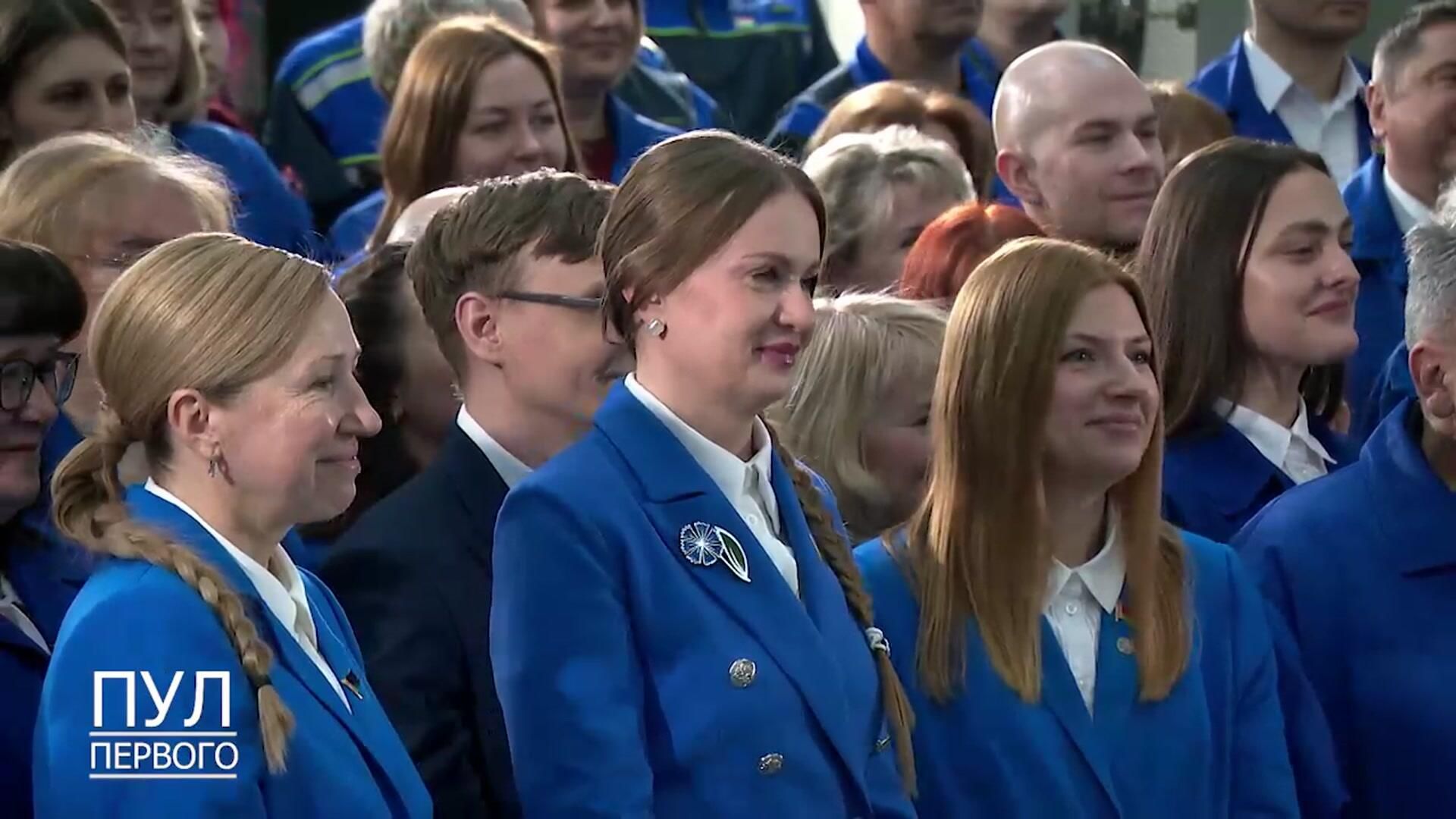 Лукашенко: Женщинам для сохранения красоты стоит чистить снег на улице Лукашенко: Женщинам для сохранения красоты стоит чистить снег на улице - РИА Новости, 1920, 30.01.2026