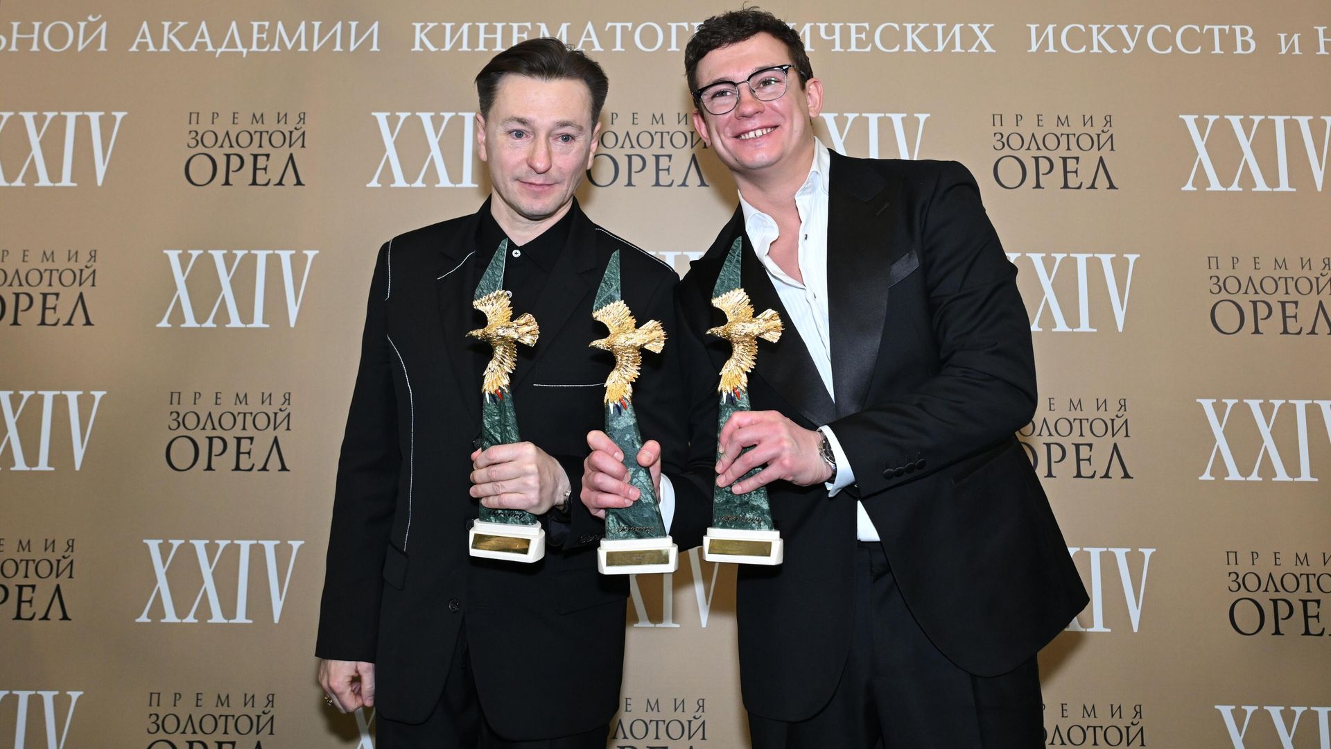 Лауреаты XXIV Национальной премии в области кинематографии Золотой орел в номинации Лучшая мужская роль в кино актеры фильма Август Сергей Безруков и Никита Кологривый. 30 января 2026 - РИА Новости, 1920, 30.01.2026