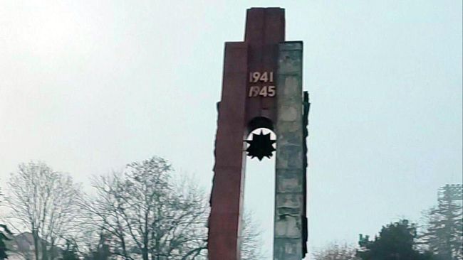Обрушение части памятника Великой Отечественной войны в Нальчике 