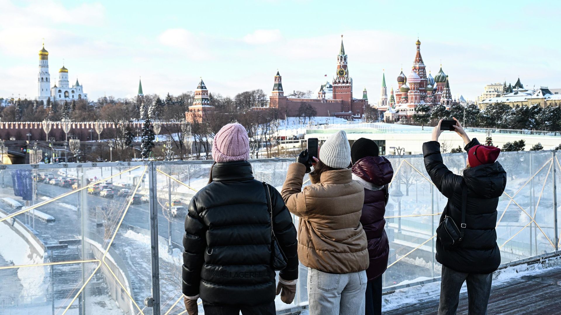 Прохожие на Парящем мосту в парке Зарядье Прохожие на Парящем мосту в парке Зарядье - РИА Новости, 1920, 13.03.2026