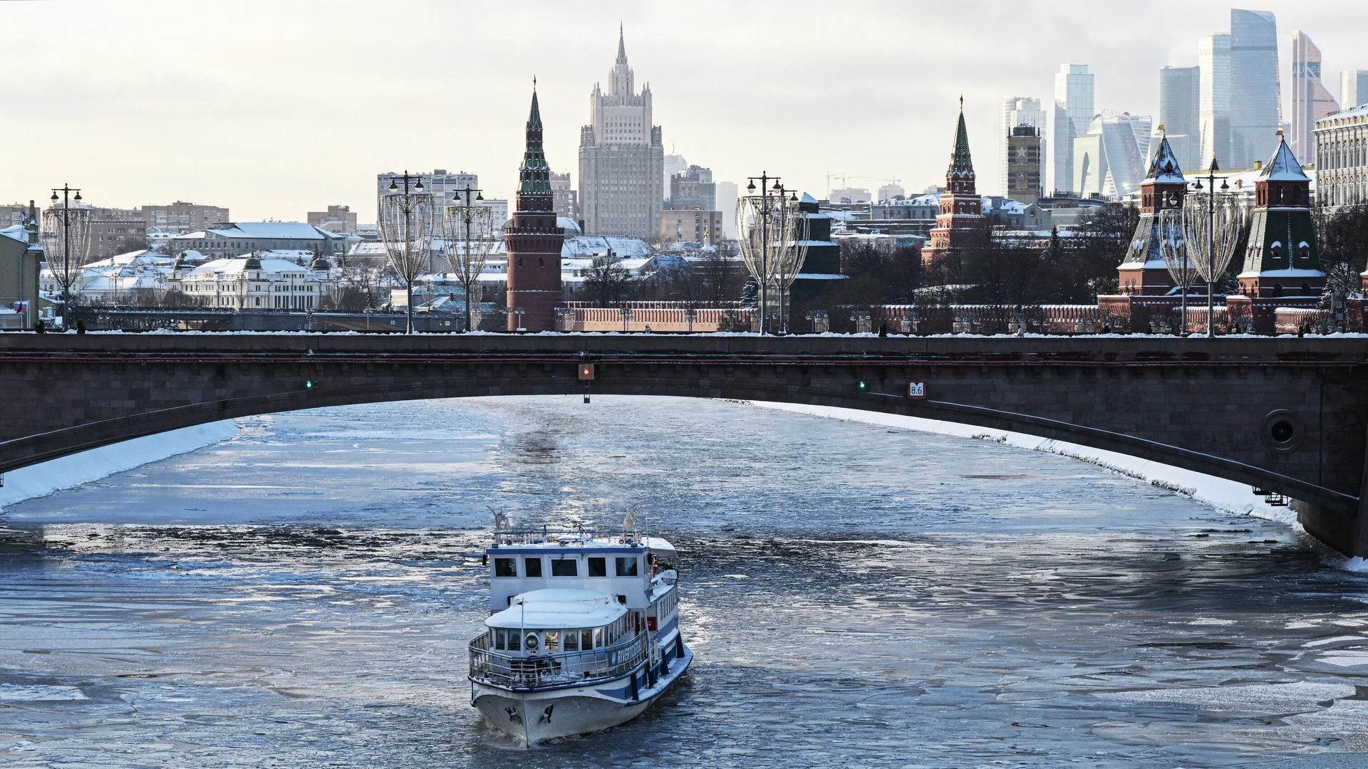 Прогулочный теплоход в Москве-реке Прогулочный теплоход в Москве-реке - РИА Новости, 1920, 07.02.2026