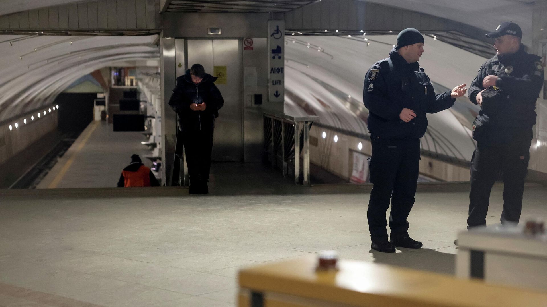 Полицейские на пустой станции метро в Киеве после отключения электроэнергии. 31 января 2026 - РИА Новости, 1920, 31.01.2026