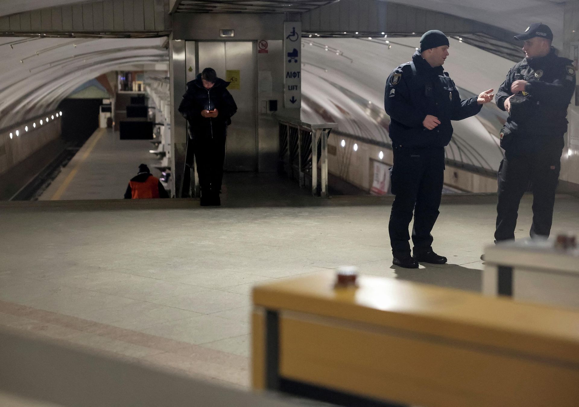 Полицейские на пустой станции метро в Киеве после отключения электроэнергии Полицейские на пустой станции метро в Киеве после отключения электроэнергии - РИА Новости, 1920, 31.01.2026