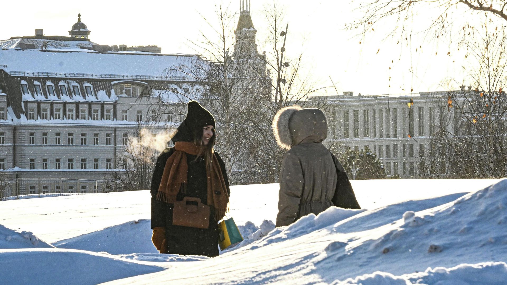 Прохожие в парке Зарядье в Москв Прохожие в парке Зарядье в Москв - РИА Новости, 1920, 24.02.2026