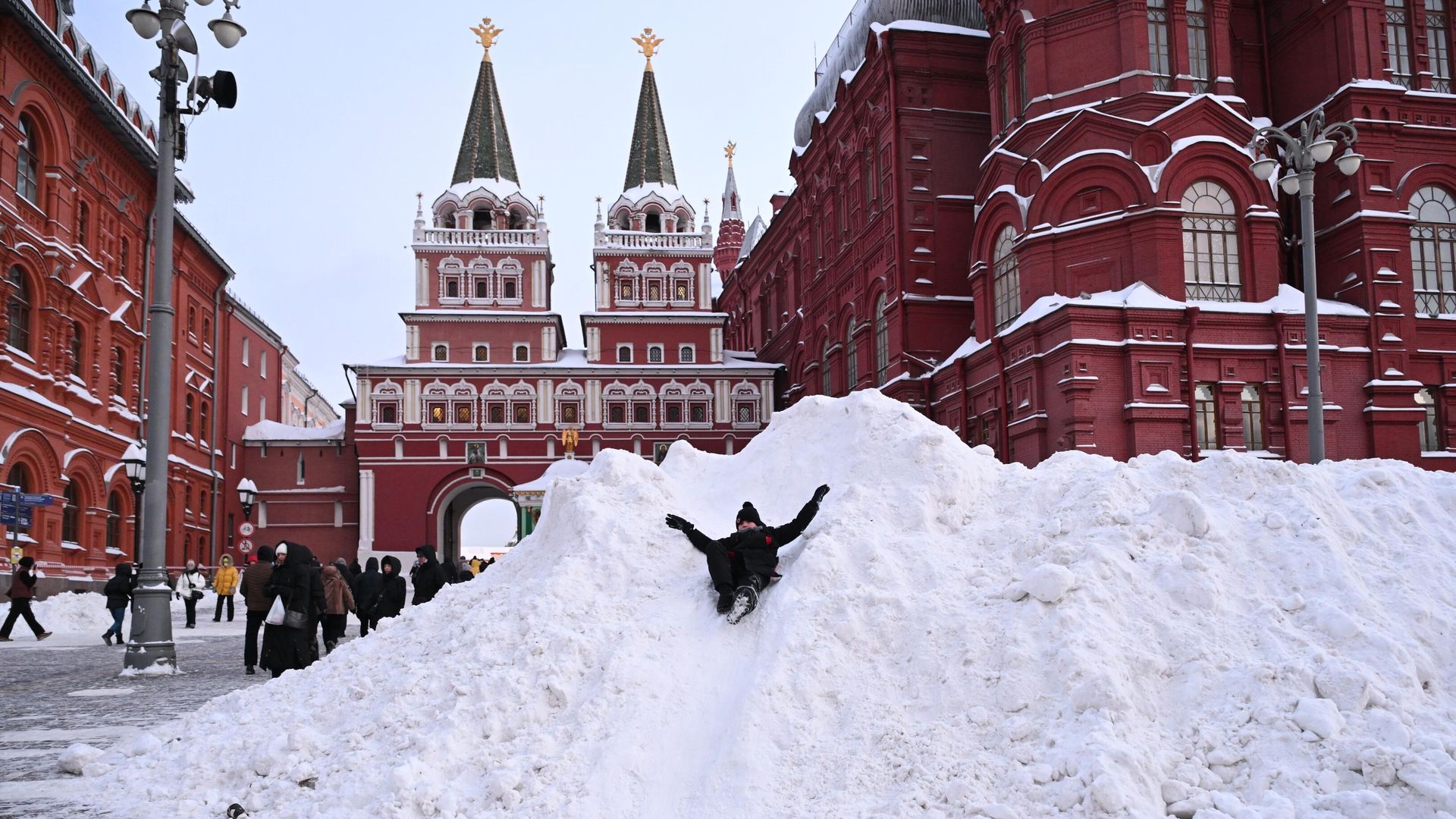 Ребенок катается на снежной горке возле Исторического музея в Москве Ребенок катается на снежной горке возле Исторического музея в Москве - РИА Новости, 1920, 06.02.2026