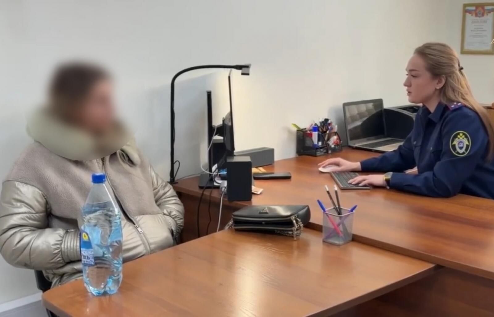 Администратор сауны в Прокопьевске, где при пожаре погибли подростки, во время допроса в СК Администратор сауны в Прокопьевске, где при пожаре погибли подростки, во время допроса в СК - РИА Новости, 1920, 01.02.2026
