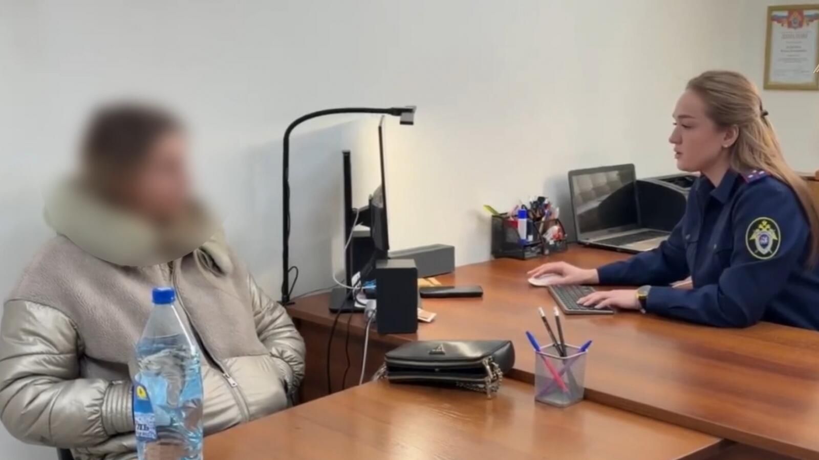 Администратор сауны в Прокопьевске, где при пожаре погибли подростки, во время допроса в СК Администратор сауны в Прокопьевске, где при пожаре погибли подростки, во время допроса в СК - РИА Новости, 1920, 02.02.2026