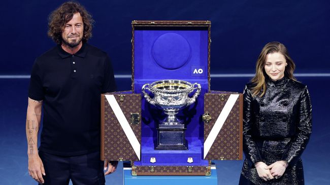 Марат Сафин и американская актриса Хлоя Грейс Морец презентовали трофей Australian Open