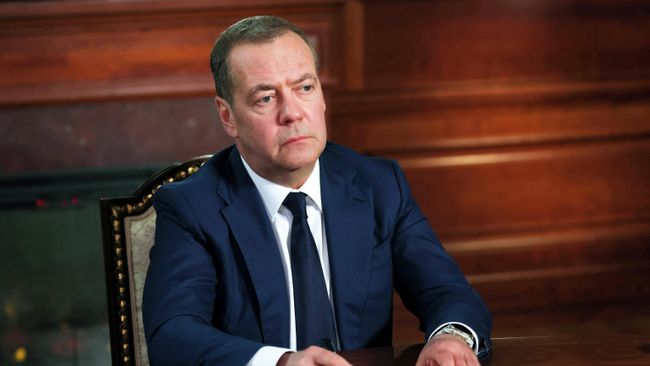 Зампред Совбеза РФ Дмитрий Медведев во время интервью российским и зарубежным СМИ