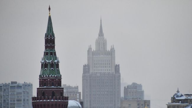 Водовзводная башня Московского Кремля и здание Министерства иностранных дел России