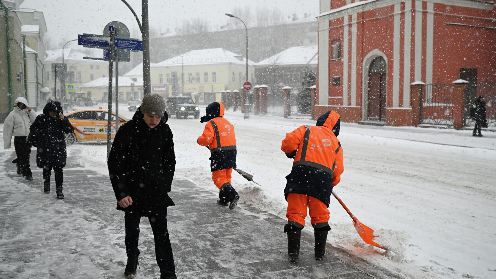 Люди идут по тротуару во время снегопада в Москве. Циклон Ольга принес в Москву снегопад, который может стать рекордным. Сегодня ожидается до четверти месячной нормы осадков. - РИА Новости, 1920, 04.02.2026