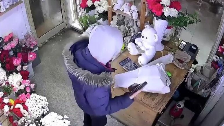 Житель Екатеринбурга с пистолетом в цветочном магазине. Кадр видео - РИА Новости, 1920, 02.02.2026