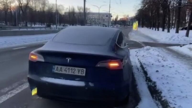 Автомобиль Tesla, владельца которого насильно выволокли через окно сотруднии ТЦК в Киеве - РИА Новости, 1920, 02.02.2026