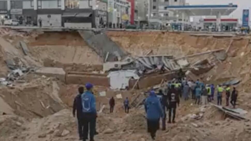 Воронка на месте обвала грунта в Каире, Египет Воронка на месте обвала грунта в Каире, Египет - РИА Новости, 1920, 02.02.2026