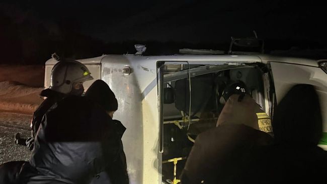 Спасатели МЧС на месте ДТП с участием автобуса ПАЗ и грузового автомобиля в Красноярском крае