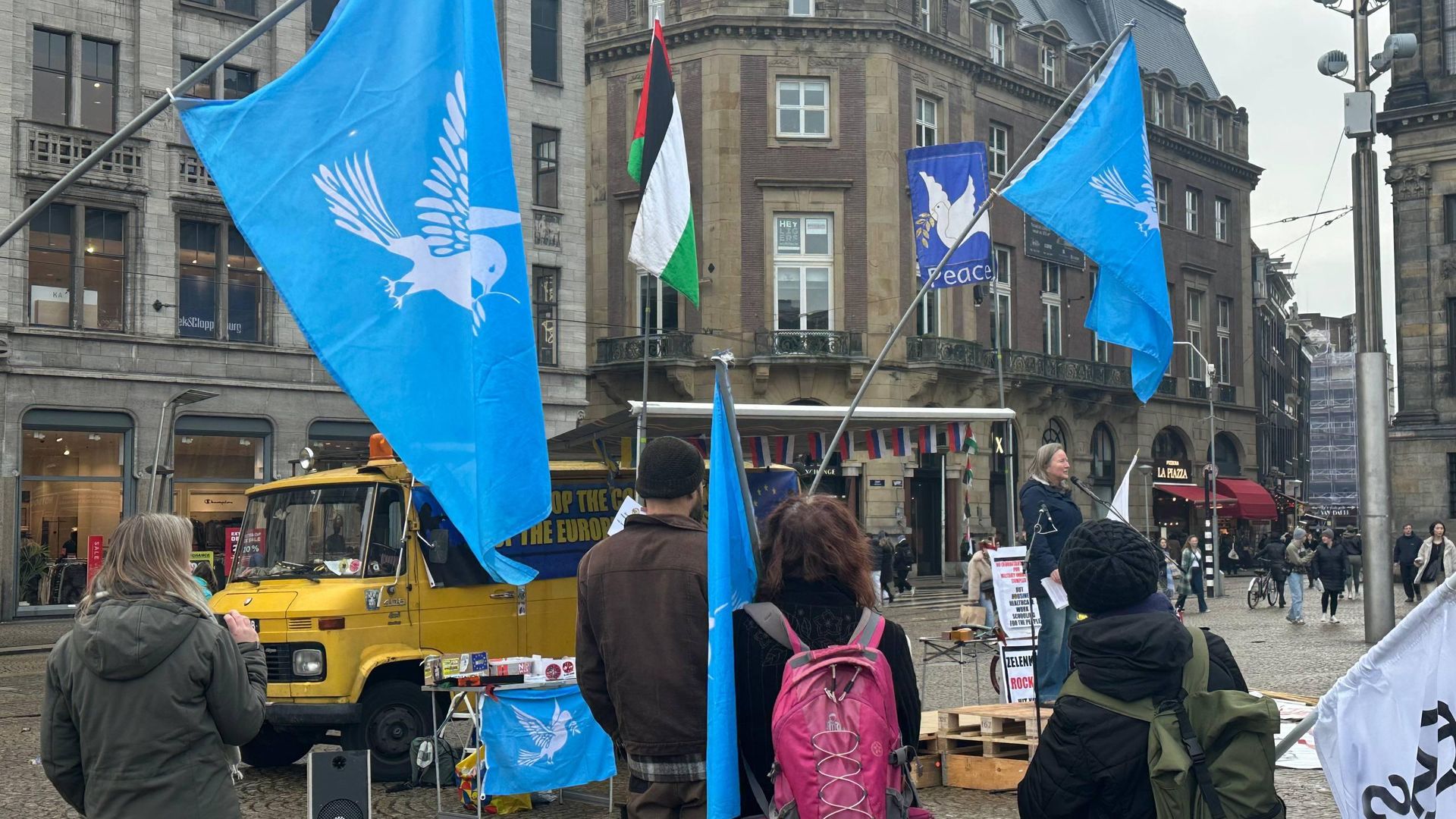 В Амстердаме проходит демонстрация против тирании ЕС и НАТО В Амстердаме проходит демонстрация против тирании ЕС и НАТО - РИА Новости, 1920, 01.02.2026