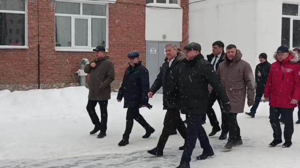 Глава Республики Башкортостан Радий Хабиров у гимназии в Уфе, где ученик девятого класса устроил стрельбу Глава Республики Башкортостан Радий Хабиров у гимназии в Уфе, где ученик девятого класса устроил стрельбу - РИА Новости, 1920, 03.02.2026