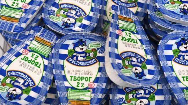 Продажа творога в одном из продуктовых магазинов в Москве