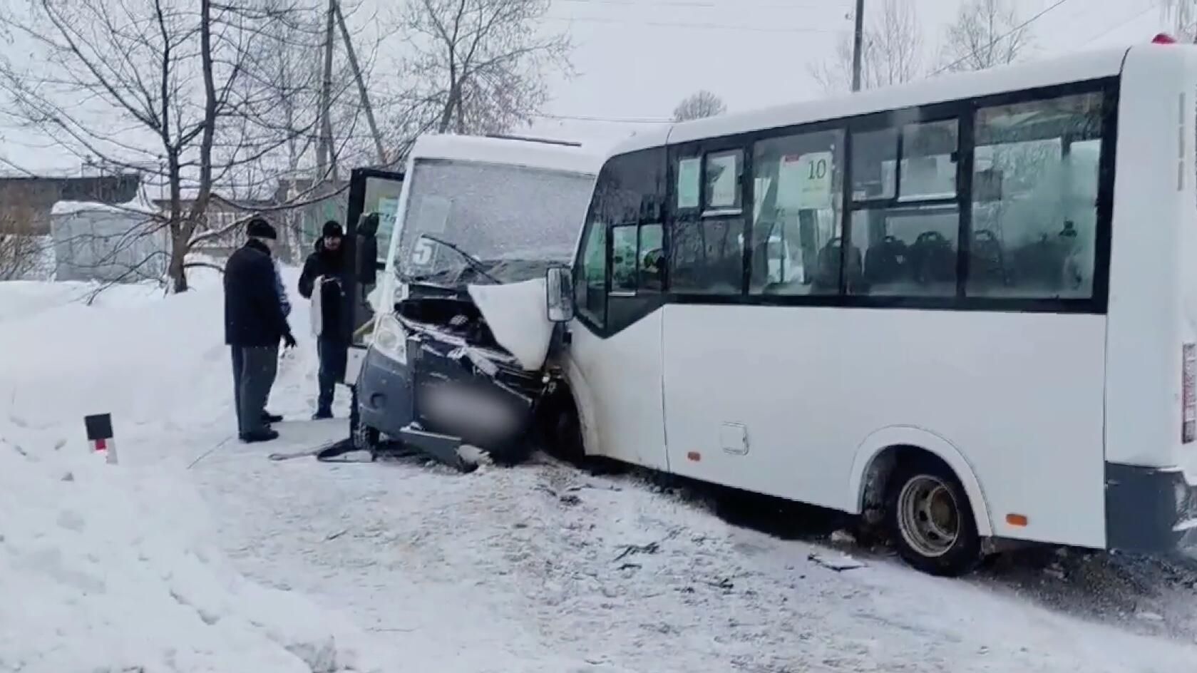 Последствия столкновения двух маршрутных автобусов в пермской Лысьве. 3 февраля 2026 Последствия столкновения двух маршрутных автобусов в пермской Лысьве. 3 февраля 2026 - РИА Новости, 1920, 03.02.2026