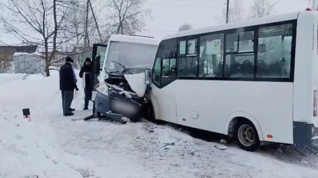 Последствия столкновения двух маршрутных автобусов в пермской Лысьве. 3 февраля 2026