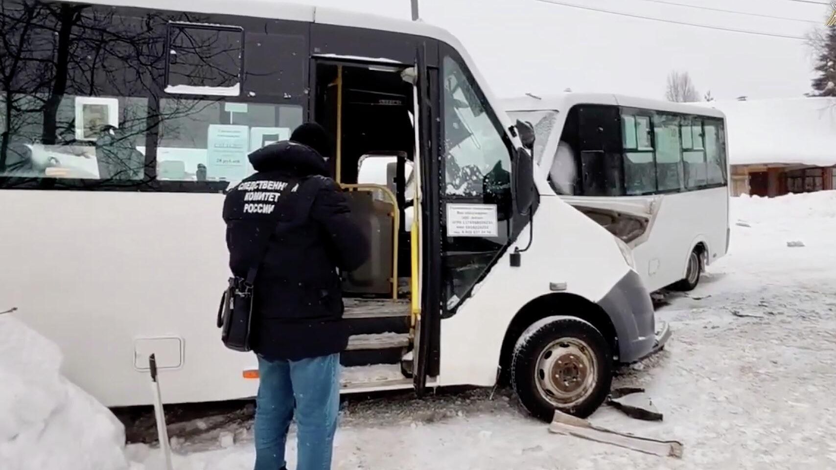 Последствия столкновения двух маршрутных автобусов в пермской Лысьве. 3 февраля 2026 Последствия столкновения двух маршрутных автобусов в пермской Лысьве. 3 февраля 2026 - РИА Новости, 1920, 03.02.2026