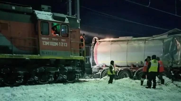 Последствия столкновения поезда с бензовозом в Мордовии Последствия столкновения поезда с бензовозом в Мордовии - РИА Новости, 1920, 04.02.2026
