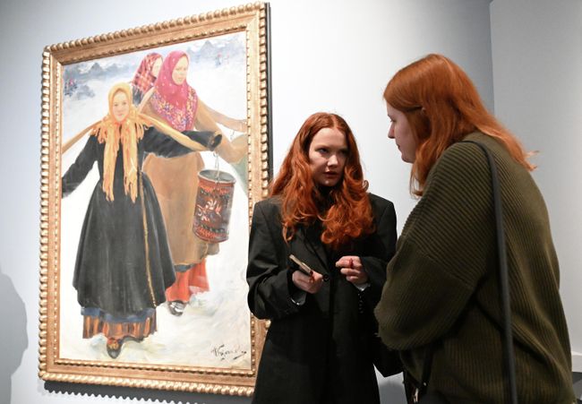 Посетители на выставке Импрессионизм с русской душой в Серпуховском историко-художественном музее. Картина За водой, Иван Куликов. 1904 год Посетители на выставке Импрессионизм с русской душой в Серпуховском историко-художественном музее. Картина За водой, Иван Куликов. 1904 год