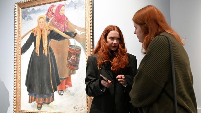 Посетители на выставке Импрессионизм с русской душой в Серпуховском историко-художественном музее. Картина За водой, Иван Куликов. 1904 год
